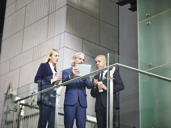 Ejecutivos corporativos multinacionales y multiétnicos discutiendo bu — Foto de Stock