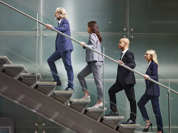 Empresários multinacionais e multiétnicos caminhando — Fotografia de Stock