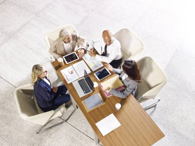 Toplantı çok uluslu ve çok ırklı kurumsal iş adamları 