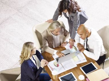 Toplantı çok uluslu ve çok ırklı kurumsal iş adamları 