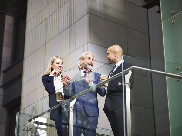 Ejecutivos corporativos multinacionales y multiétnicos discutiendo bu — Foto de Stock