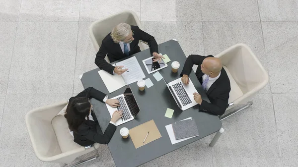 Drie coporate bestuurders bijeenkomst in office — Stockfoto