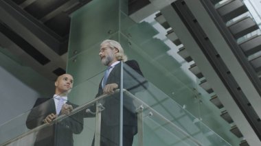 şirket yöneticileri iş modern binada tartışıyor