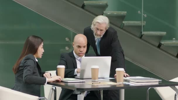Три Корпоративных Руководителя Совещания Офисе Обсуждают Бизнес Помощью Ноутбука — стоковое видео