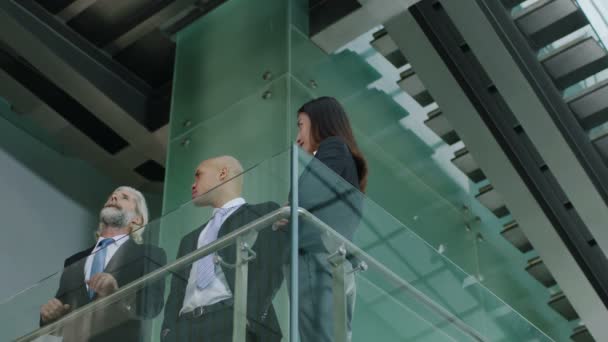 Три Корпоративні Керівники Стоять Другому Поверсі Сучасної Скляної Сталевої Будівлі — стокове відео