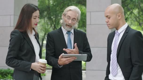 Drei Firmenchefs Stehen Der Lobby Eines Modernen Gebäudes Und Diskutieren — Stockvideo