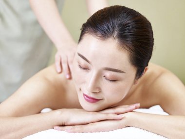 güzel genç Asyalı kadın masaj spa salonda alma
