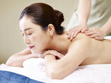 Genç Asyalı kadın masaj spa salonda alma