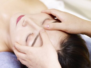 Genç Asyalı kadın yüz masaj spa salonda alma