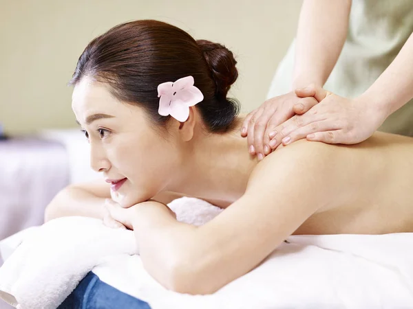 Mladá asijská žena příjem masáž ve spa salonu — Stock fotografie