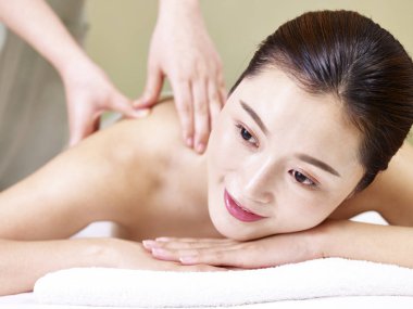 güzel genç Asyalı kadın masaj spa salonda alma