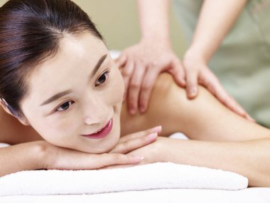 güzel genç Asyalı kadın masaj spa salonda alma