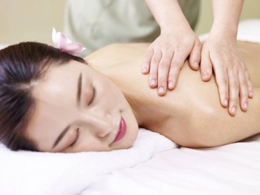 Genç Asyalı kadın masaj spa salonda alma