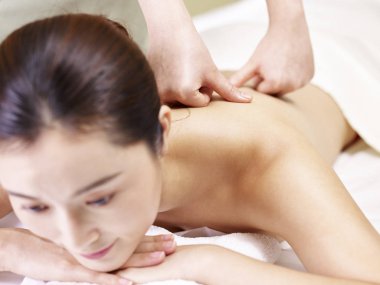 güzel genç Asyalı kadın masaj spa salonda alma