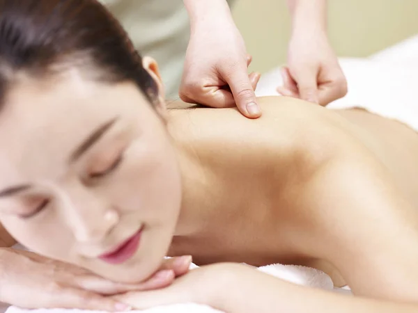 Красива молода азіатська жінка отримує масаж в спа-салоні — стокове фото