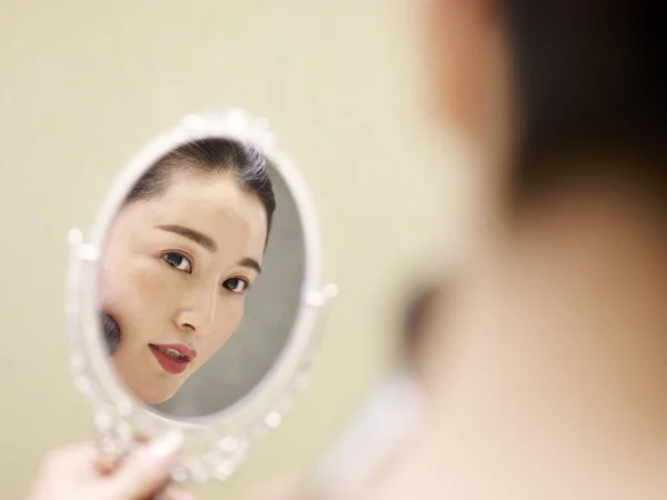年轻的亚裔女性在镜子中寻找自我 — 图库照片