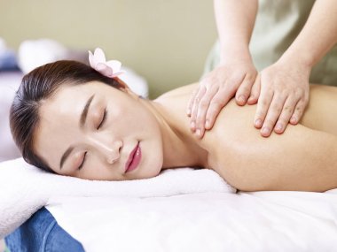 güzel genç Asyalı kadın masaj spa salonda alma