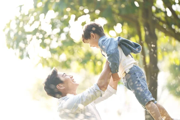 Feliz asiático padre e hijo —  Fotos de Stock