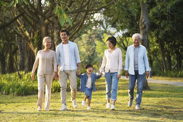 Três geração asiática família andando no parque — Fotografia de Stock