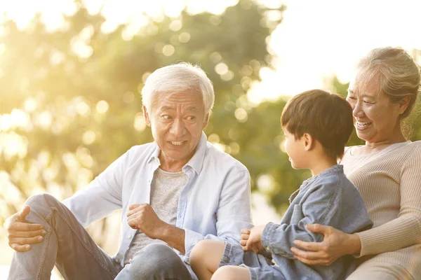 Ásia avós aproveitando bom tempo com neto — Fotografia de Stock
