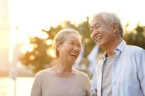 Ao ar livre retrato de feliz sênior asiático casal Fotos De Bancos De Imagens