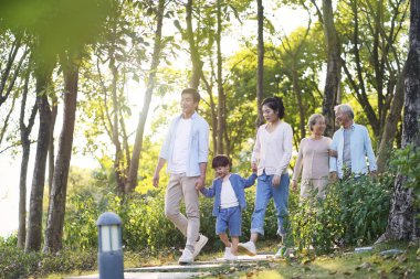Park'ta yürüyordunuz mutlu Asya aile