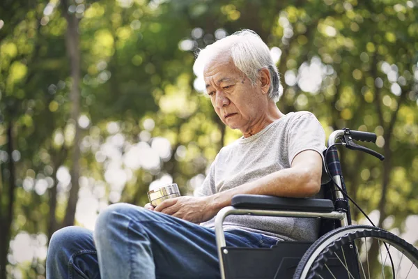 Asiatico anziano uomo seduta in sedia a rotelle — Foto Stock