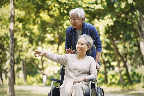 Asiatiska senior par koppla av i parken — Stockfoto