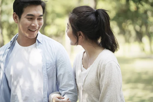 Joven asiático pareja caminar en parque — Foto de Stock