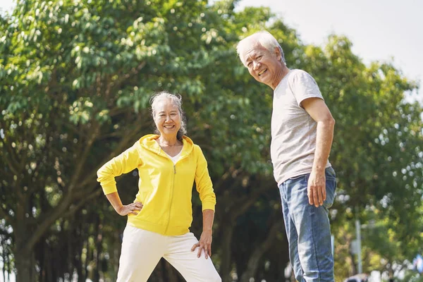 Senior asian couple exercising in park — Stock Photo, Image