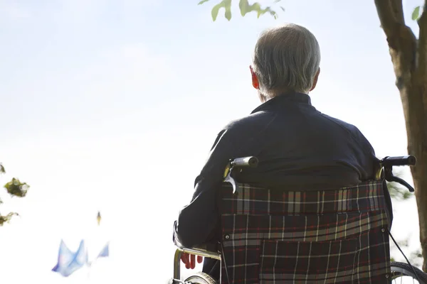 Aziatische senior man zitten in rolstoel — Stockfoto