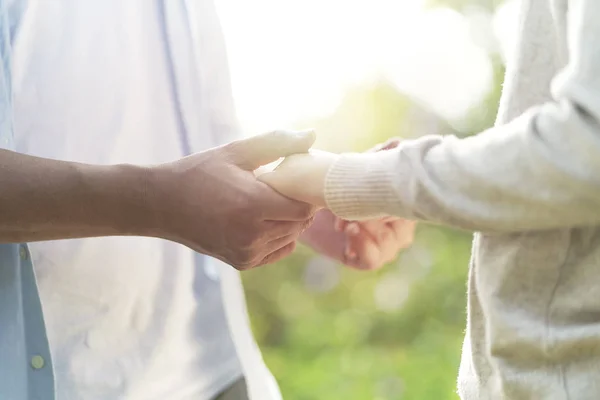 Joven asiático pareja cogida de la mano al aire libre — Foto de Stock