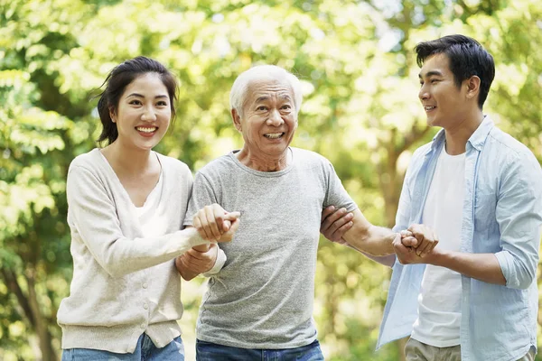 Jeune couple chinois passe du temps avec son père — Photo