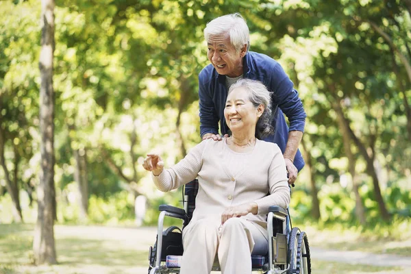 Chinese old couple relaxing in park — Stock Photo, Image