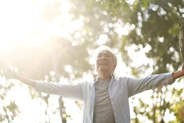 Chinese old man enjoying fresh air in park — Stock Photo, Image