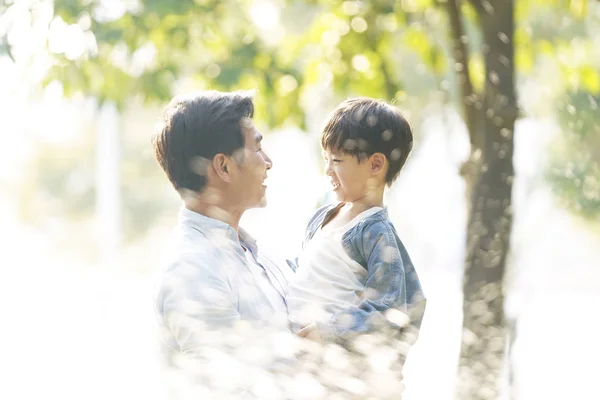 Mutlu Asya baba ve oğul — Stok fotoğraf