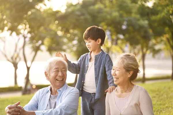 Asiatiska morföräldrar njuter av god tid med sonson — Stockfoto