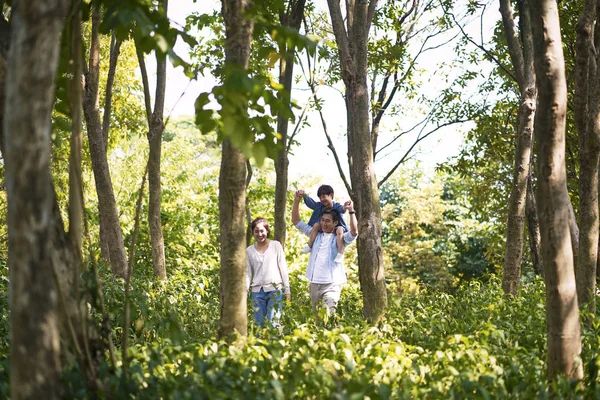 Chinese family enjoying nature outdoors — Stock Photo, Image