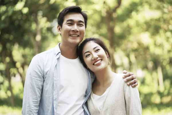 Jeune asiatique couple détente en plein air — Photo