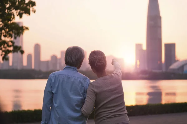 Senior asiatiska par ser soluppgång — Stockfoto