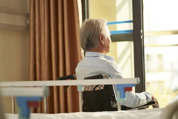 Asiatique vieil homme assis en fauteuil roulant dans la maison de soins infirmiers — Photo