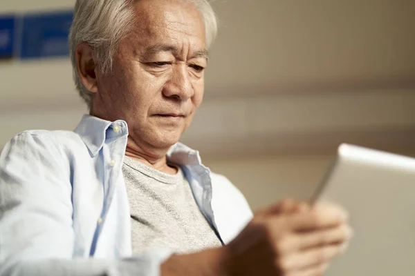 Old man looking at digital tablet — Stock Photo, Image