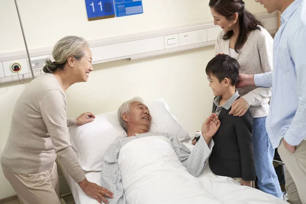 Asiatique famille visite grand-père dans hôpital — Photo