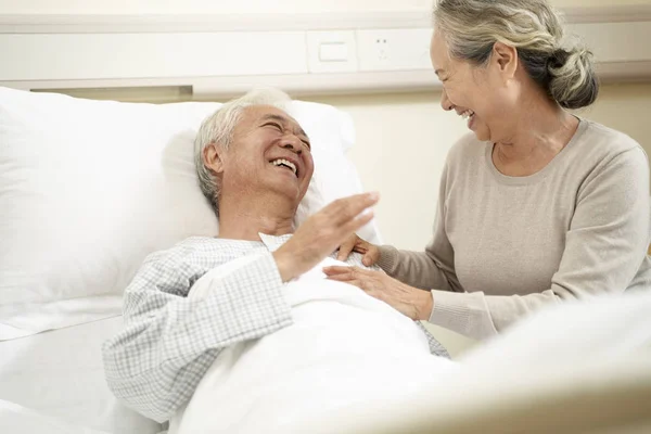 Aziatische senior vrouw op bezoek man in ziekenhuis — Stockfoto