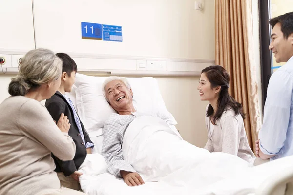 Asian couple and son visiting grandfather and grandmother in hos — Stock Photo, Image