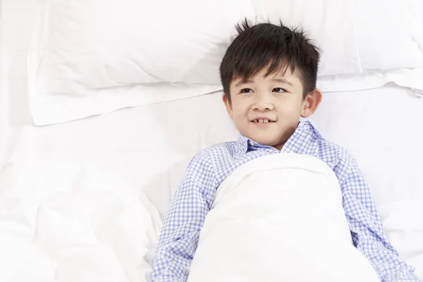 Bambino di cinque anni sdraiato nel letto nel reparto ospedaliero — Foto Stock