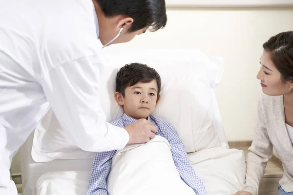 Pediatra asiático examinando niño usando estetoscopio — Foto de Stock