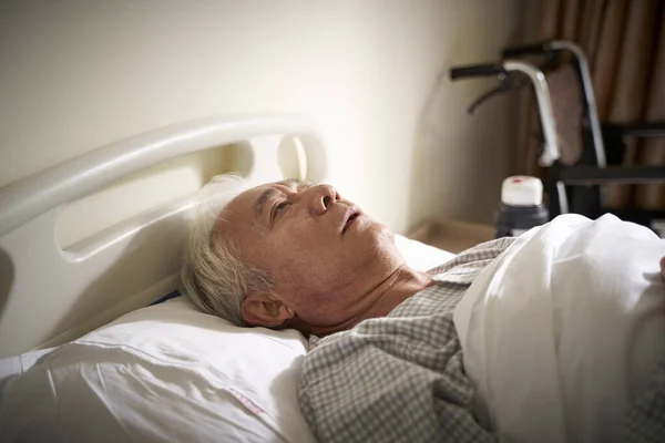 Velho doente deitado na cama do hospital — Fotografia de Stock