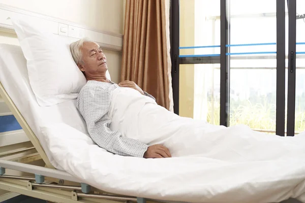 Ázsiai öreg férfi fekvő hosptial ágy szem csukott — Stock Fotó