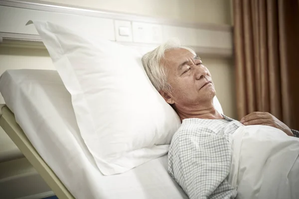 Asian old man lying in hosptial bed eyes closed — Stock Photo, Image